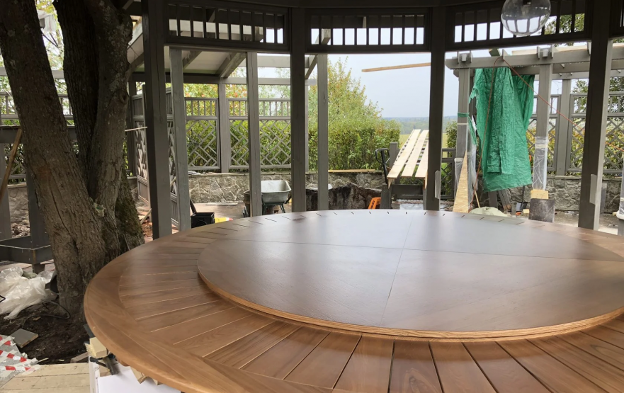 Массивный стол в открытую веранду